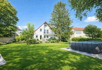 Helles Gartenparadies mit Pool.jpeg