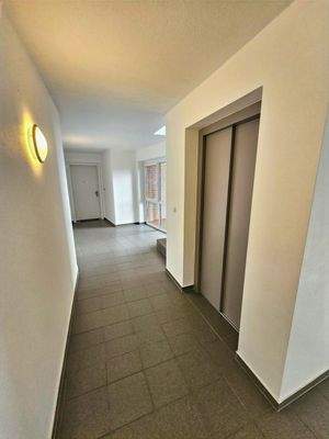 Treppenhausflur mit Fahrstuhl