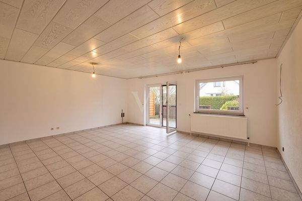 Großzügiges Wohnzimmer mit Zugang zum Garten