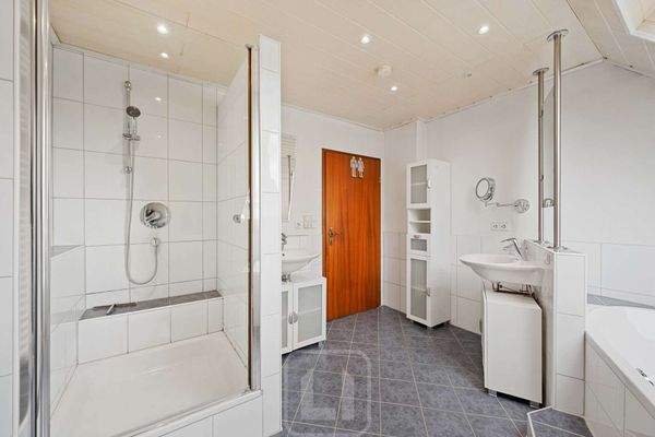 2. OG | Dusche | 2 Waschtische