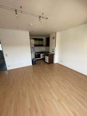 Wohnzimmer mit offener Küche