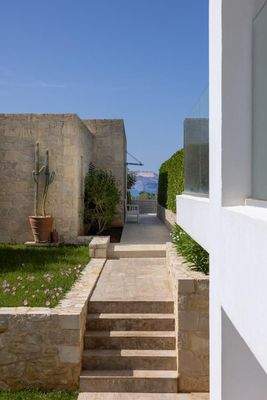 Kreta, Plaka: 2 Luxusvillen mit Tennisplatz, Olivenhain und atemberaubendem Meerblick zu verkaufen