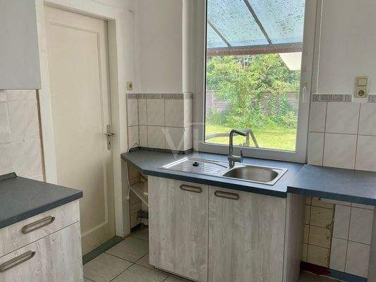 Küche mit Zugang zur Vorratskammer