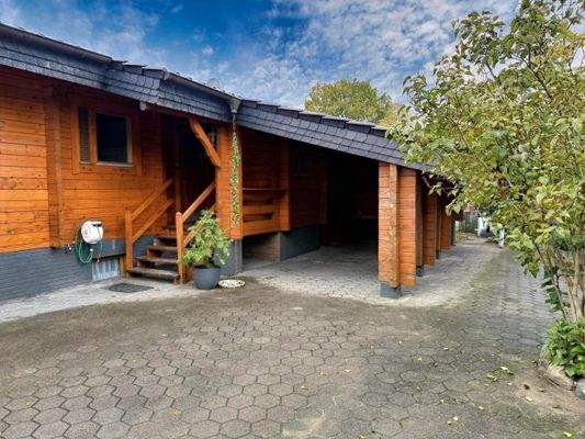 Hauseingangsbereich und Carport