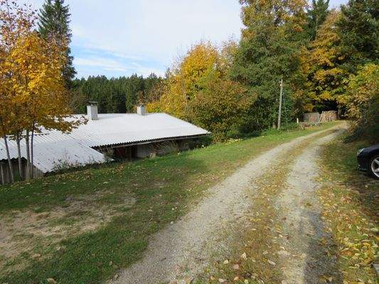 2 geschotterte Zufahrten 