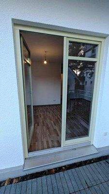 Blick vom Balkon ins Wohnzimmer.jpg