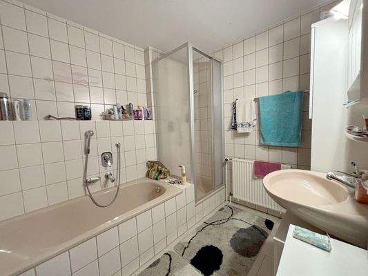 Badezimmer mit Badewanne und Dusche