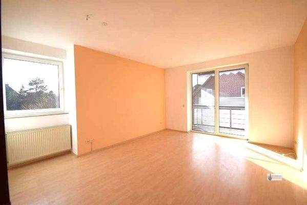 Wohnzimmer mit Balkontür