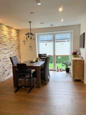 Lichtdurchflutetes Esszimmer