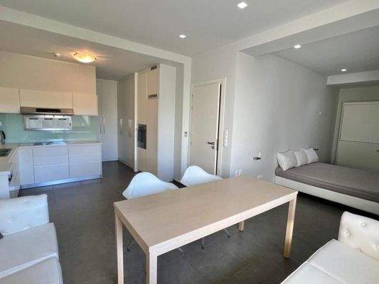 Einzigartige Villa am Meer mit Innenpool, Gärten und Gästehaus