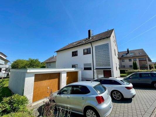 Außenaufnahme mit Garagen