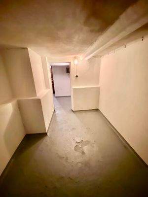 Kellerraum mit fester Türe