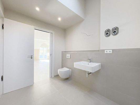 Andere Ansicht des großen hellen Badezimmers