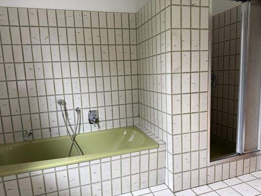 … mit Wanne und Dusche