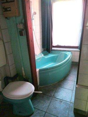 Bad mit WC, Wanne, Dusche