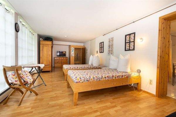 großes Zimmer Untergeschoss