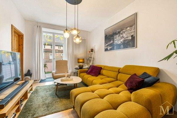 Wohnzimmer mit Balkonzugang