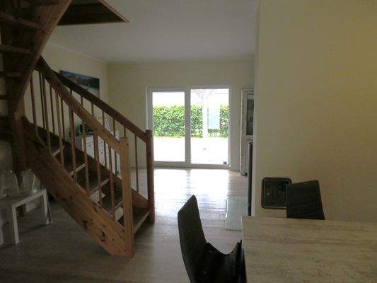 Wohnzimmer mit Terrasse und großen Fenstern