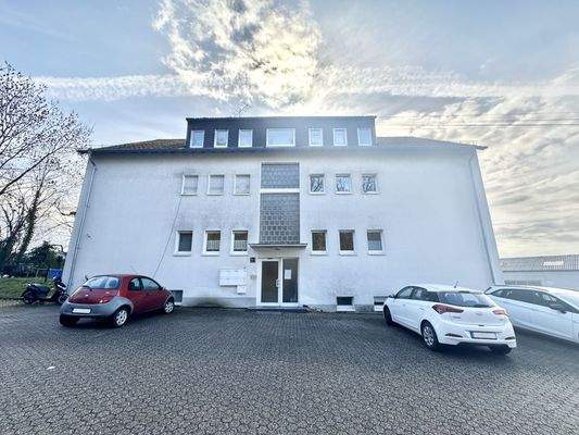 Frontansicht mit den Stellplätzen