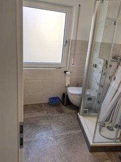 Bad mit Dusche und Fenster