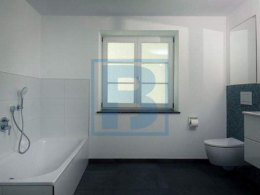 Badezimmer mit Badewanne 