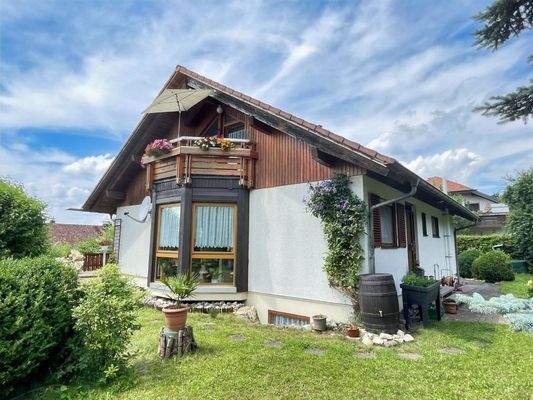 Wohnhaus mit ELW im Dach - mit Balkon