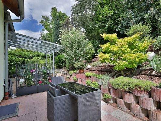 Sonnige Terrasse hinter dem Haus