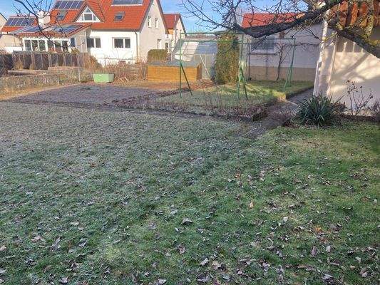 Garten mit Gewächshaus