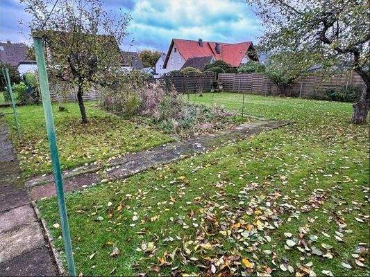 Weitläufiges Grundstück mit Obstbäumen