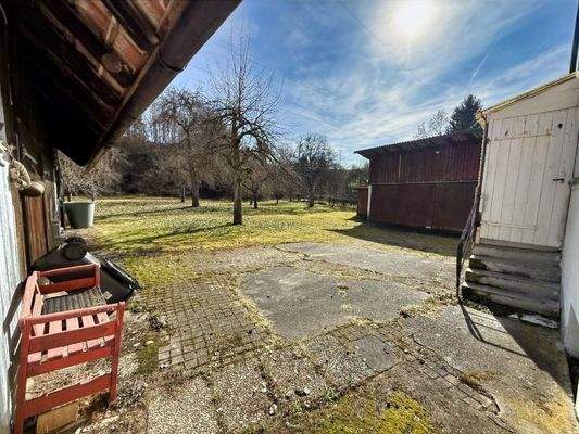 Küchenausgang + Sitzfläche im Hof