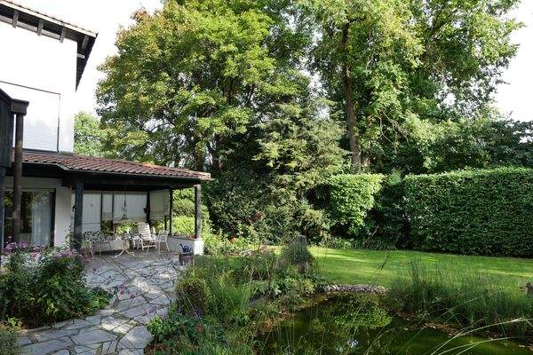 Terrasse mit überdachtem Sitzbereich zur gemeinschaftlichen Nutzung 