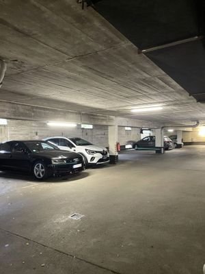 geschützter und gesicherter Stellplatz in der Tiefgarage (80€)