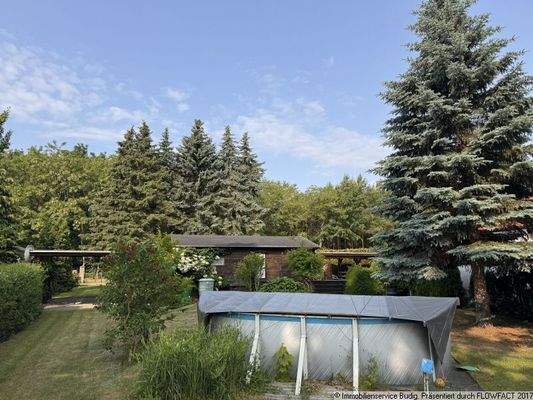 Blick vom hinteren Bereich des Gartens zum Sommerhaus