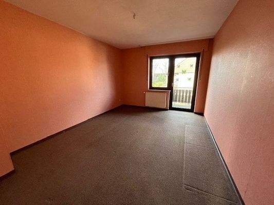 OG - 2. Zimmer mit Ausgang auf den Balkon