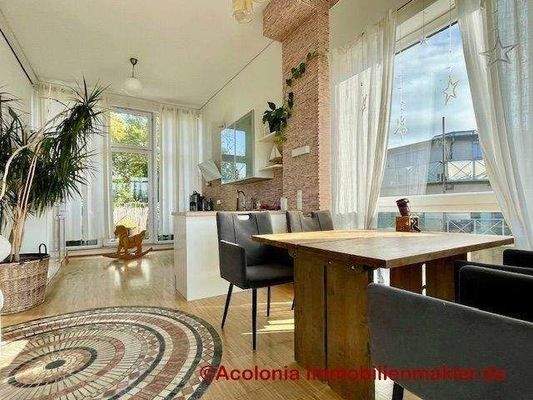 offener Wohn-Küchen-Bereich mit zwei Terrassen