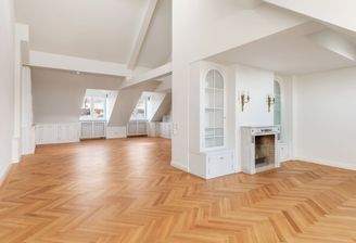 Wohnbereich mit offenem Kamin