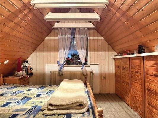 ausgebautes Zimmer im Spitzboden