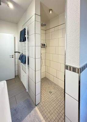 Modernes Tageslichtbad mit ebenerdiger Dusche