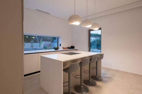 Kreta, Tavronitis: Zeitgenössisch eingerichtete Villa mit Pool zu verkaufen