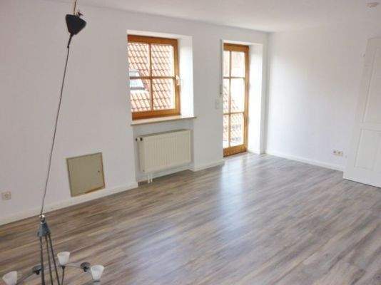 Wohnzimmer mit Zugang zum Balkon