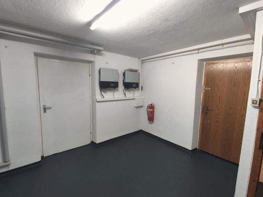 Keller-Diele mit Zugang zur Terrasse