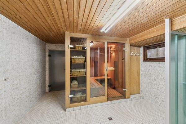 Wellnessbereich mit Sauna, Dusche und Fitnessbereich