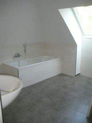 Bad mit Wanne und Dusche und viel Licht