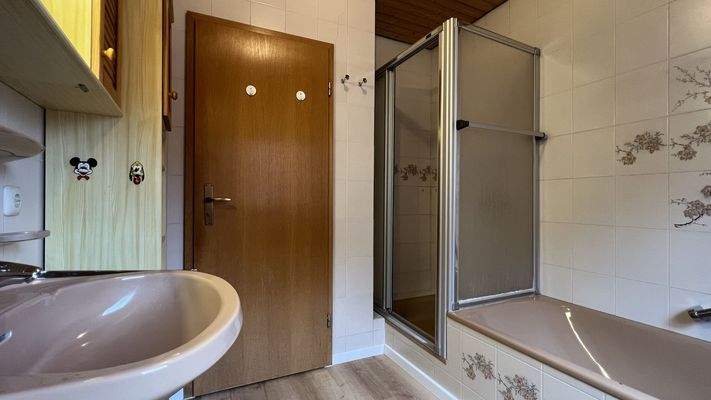 Badezimmer mit Dusche und Wanne im 2. OG