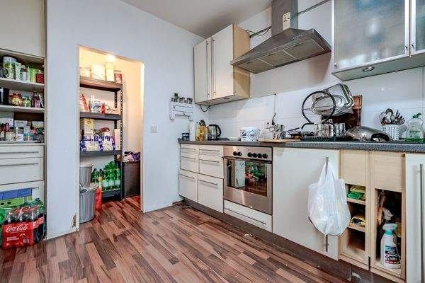 Küche mit Abstellraum