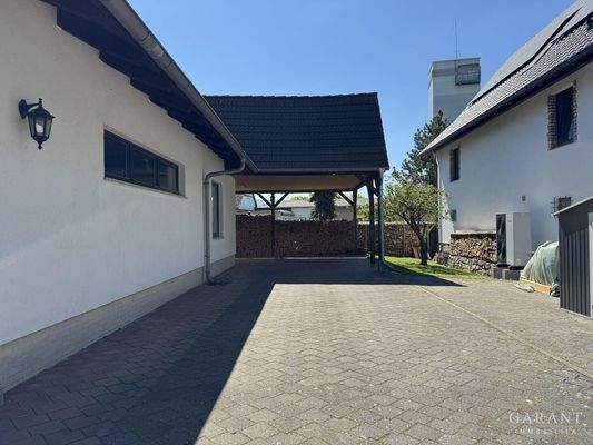 Zufahrt/ Carport