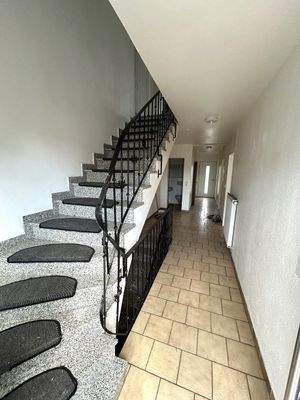 Flur im NG mit Tür zum Garten 