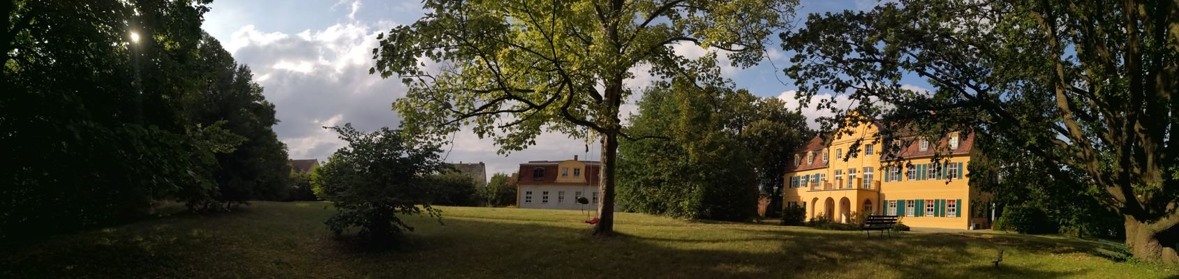 Park mit Herrenhaus und Parkhaus