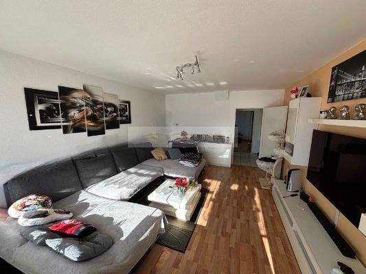 Wohnzimmer im Zugang zum Balkon