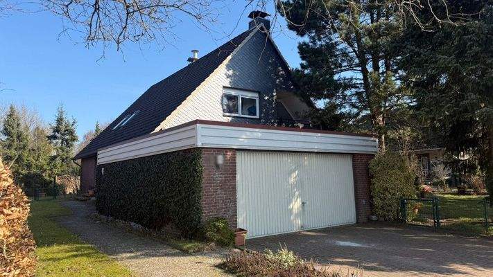 Straßenansicht mit Doppelgarage